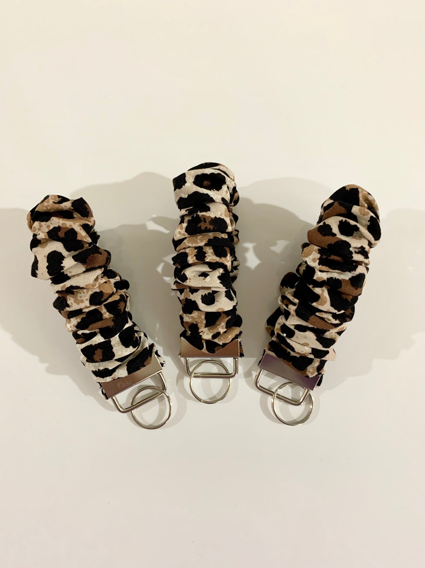 Keyfob Leopard Scrunchie key chain Wristlet, Cheetah Keychain Fob, Porte-clés poignet, Womens Scrunchie Keyring Gift, mama mother day gift,